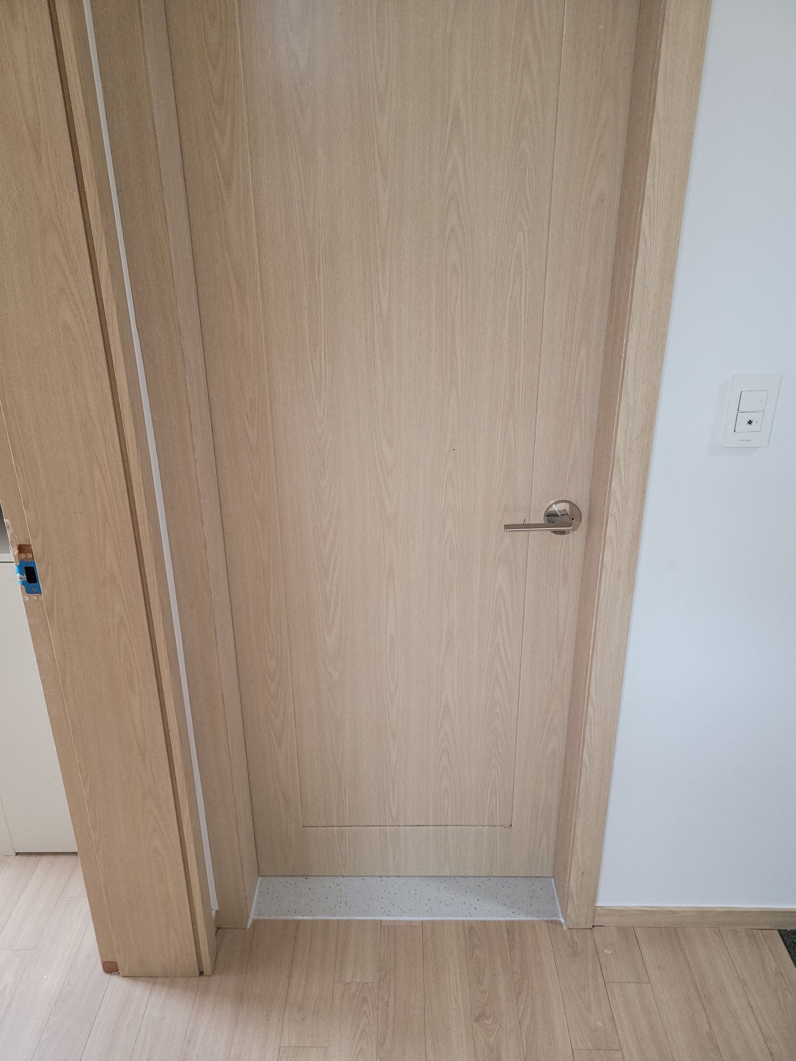 문틀 몰딩·인조대리석 문턱 시공 완료