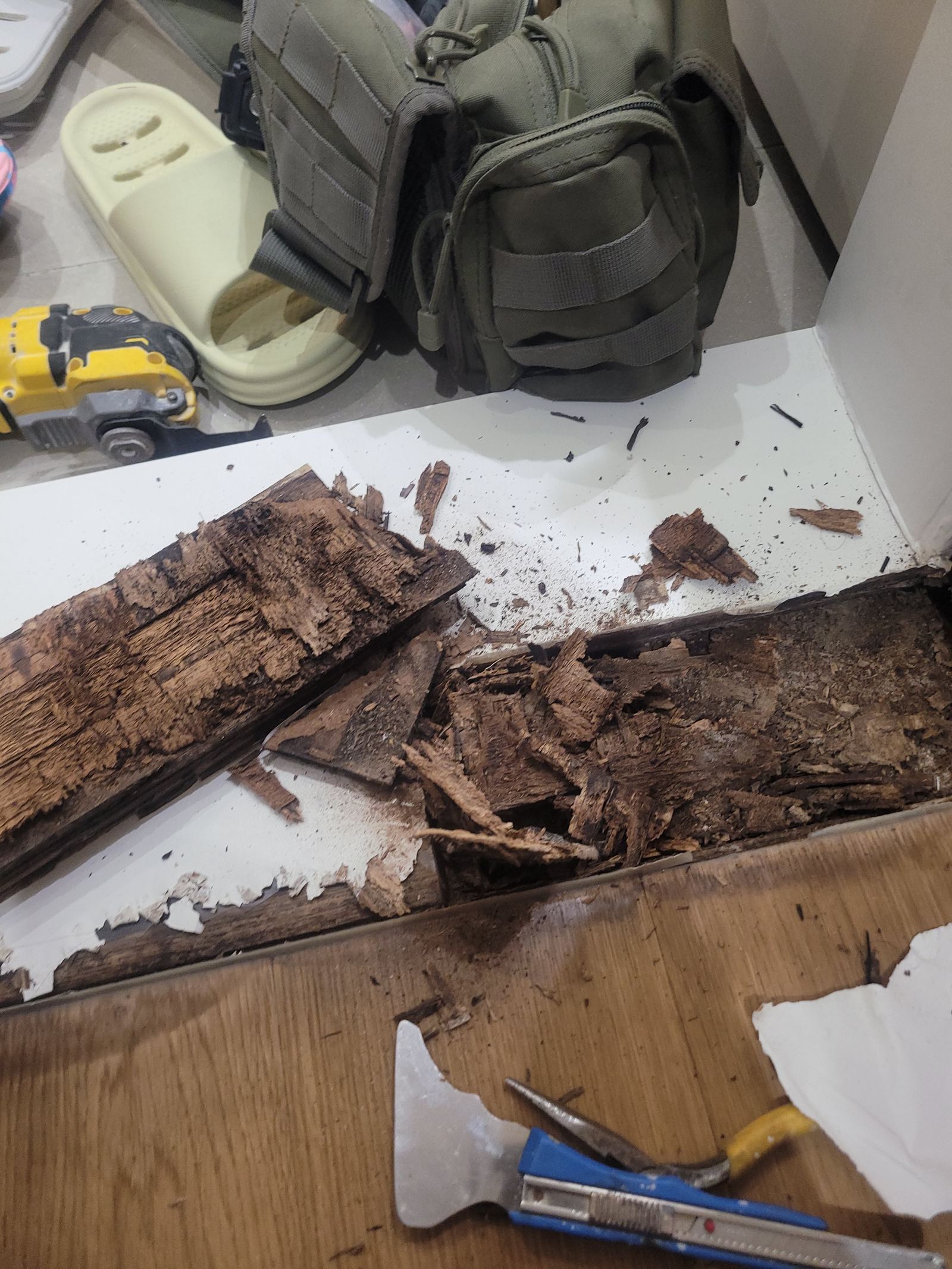 화장실 생활누수로 문턱 부식 시공 전